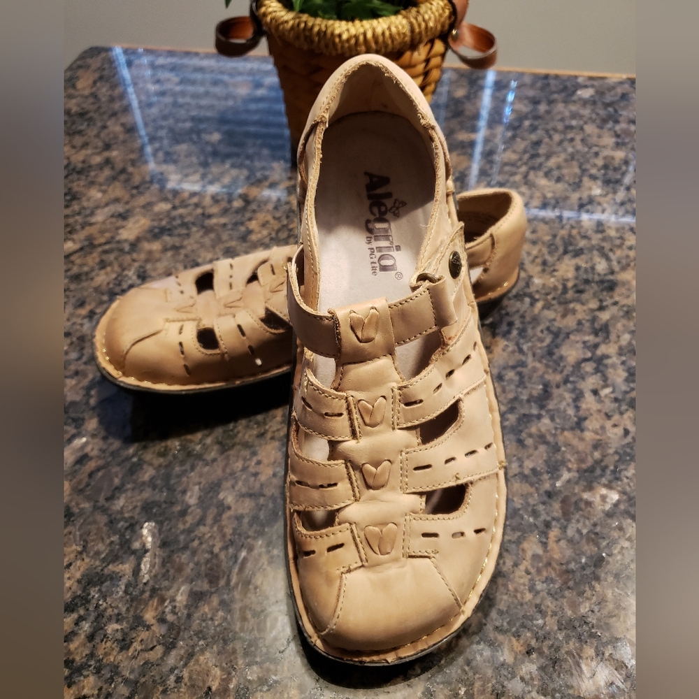 Alegria Fisherman Sandals In Natural Leather Color